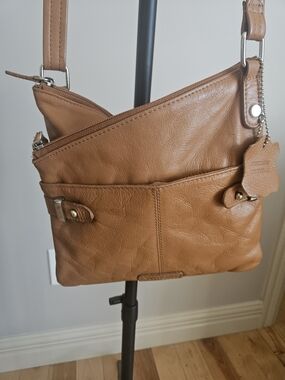 Via Roma Tan Leather Crossbody Bag - Sleek Everyday Carry